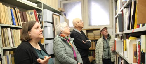 Melanie Lanz (links) mit Mitgliedern der Arbeitsgemeinschaft Heimatpflege im Stadtarchiv. Foto: Stadt Isny/Michael Panzram