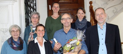 Verabschiedung Arthur Besler Sachgebietsleiter Abgabenwesen Arthur Besler (Mitte) mit Sachbearbeiterin Manuela Kaleja (von links), Nachfolgerin Tanja Schmachtl, Stadtkämmerin Christiane Höllring, Personalrätin Ylva Buntag, Personalleiterin Sara Neff und Hauptamtsleiter Frank Reubold. Foto: Stadt Isny/Michael Panzram