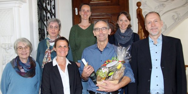 Sachgebietsleiter Abgabenwesen Arthur Besler (Mitte) mit Sachbearbeiterin Manuela Kaleja (von links), Nachfolgerin Tanja Schmachtl, Stadtkämmerin Christiane Höllring, Personalrätin Ylva Buntag, Personalleiterin Sara Neff und Hauptamtsleiter Frank Reubold. Foto: Stadt Isny/Michael Panzram