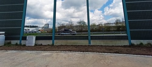 Lärtmschutzwand Mittelösch Die Lücke in der Lärmschutzwand an der L318 ist in der Höhe noch nicht geschlossen, eine Durchfahrt ist aber nicht mehr möglich. Foto: Stadt Isny/Michael Panzram