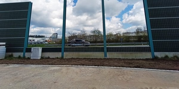 Die Lücke in der Lärmschutzwand an der L318 ist in der Höhe noch nicht geschlossen, eine Durchfahrt ist aber nicht mehr möglich. Foto: Stadt Isny/Michael Panzram