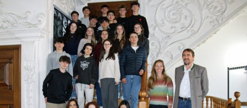 : Die Austauschschüler aus San Sebastián mit Bürgermeister Rainer Magenreuter bei ihrem Besuch im Isnyer Rathaus. Foto: Stadt Isny/Michael Panzram