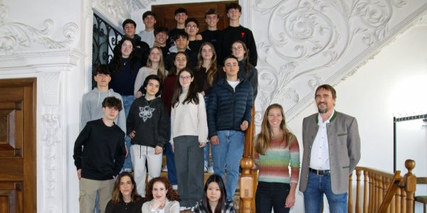 : Die Austauschschüler aus San Sebastián mit Bürgermeister Rainer Magenreuter bei ihrem Besuch im Isnyer Rathaus. Foto: Stadt Isny/Michael Panzram