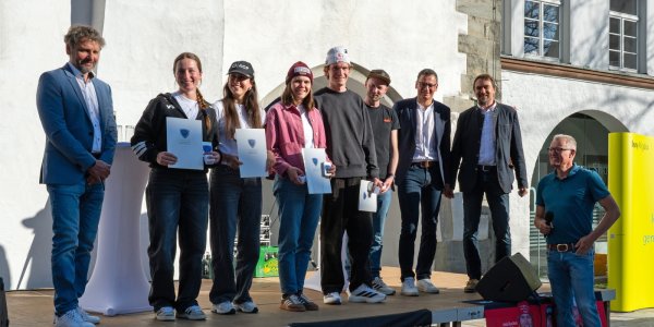 Kornelius Holl (SSV, von links), Luisa Illig, Laila Illig, Agnes Reisch, Friedrich Moch, Maximilian Mechler, Stefan Allgaier (SSV), Bürgermeister Rainer Magenreuter und der WSV Vorsitzende Hannes Mechler beim Empfang der Isnyer Wintersportler auf dem Marktplatz. Foto: Stadt Isny/Liane Menz