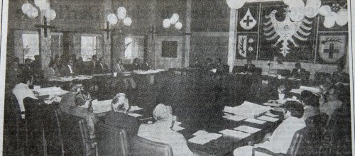 Die erste Sitzung des Isnyer Gemeinderats am 21. April 1976 im großen Sitzungssaal des Rathauses. Foto: Stadtarchiv/Schwäbische Zeitung/Kurt Loescher