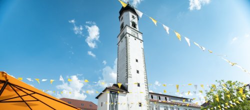 Mit Käse, Knödel, Kastagnetten macht Isny am 14. August Feierabend auf dem Marktplatz.
