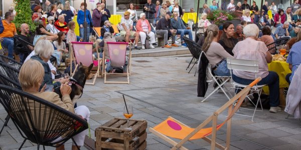 Liegestuhl & Litschi Lassi bringen am 28. August den Sommer mitten ins Herz der Stadt.