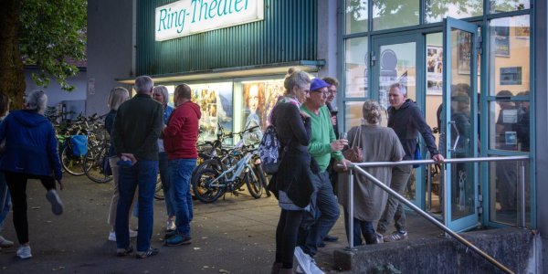 Popcorn, Pomp & Pausenclown - Mit einem Sondermarkt am Kinopark startet die diesjährige Feierabendmarktsaison.