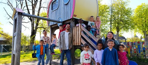 Kiga Felderhalde Kinder und Erzieher um Leiter Patrick Thalau freuen sich über den neuen Spielturm im Garten des Kindergartens Felderhalde. Foto: Stadt Isny/Michael Panzram