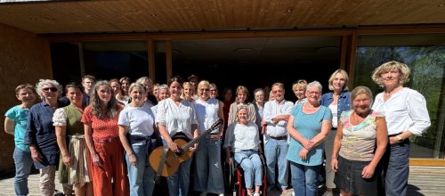 Jodelworkshop an der vhs Isny Die Teilnehmer des Jodelkurses der vhs Isny im Energiehaus des Gymnasiums. Kursleiterin Hedwig Roth steht in der Bildmitte mit Gitarre. Foto: vhs