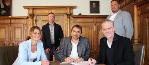 Kämmerin Christiane Höllring (von links), Alexander Schuch, Bürgermeister Rainer Magenreuter, Jens Gehrt und Martin Wirbel bei der Vertragsunterzeichnung im Bürgermeisterbüro. Foto: Stadt Isny/Michael Panzram
