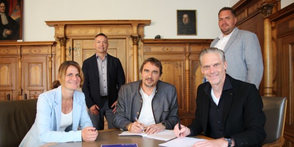 Kämmerin Christiane Höllring (von links), Alexander Schuch, Bürgermeister Rainer Magenreuter, Jens Gehrt und Martin Wirbel bei der Vertragsunterzeichnung im Bürgermeisterbüro. Foto: Stadt Isny/Michael Panzram