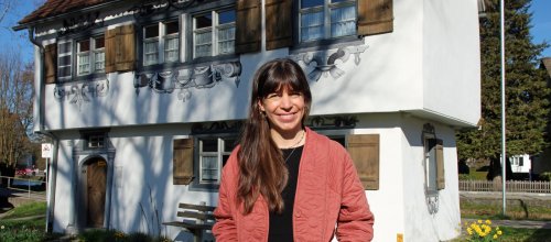 Verena Wiest hat die Koordination der Gemeinwesensarbeiterin Verena Wiest vor ihrem neuen Arbeitsplatz im Gartenhaus. Foto: Stadt Isny/Michael Panzram
