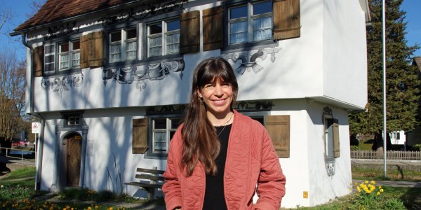 Gemeinwesensarbeiterin Verena Wiest vor ihrem neuen Arbeitsplatz im Gartenhaus. Foto: Stadt Isny/Michael Panzram