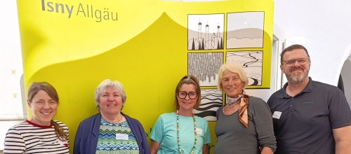 Mitglieder des Arbeitskreises Isnyer Ehrenamtskarte auf dem Wochenmarkt (von links): Karina Rast, Gabriele Kimmerle, Anette Steybe, Sibylle Lenz und Matthias Hellmann. Foto: Stadt Isny/Michael Panzram