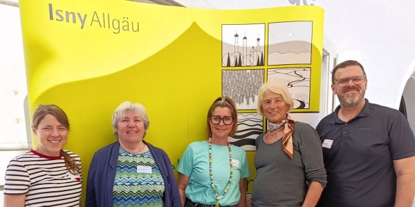 Mitglieder des Arbeitskreises Isnyer Ehrenamtskarte auf dem Wochenmarkt (von links): Karina Rast, Gabriele Kimmerle, Anette Steybe, Sibylle Lenz und Matthias Hellmann. Foto: Stadt Isny/Michael Panzram
