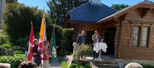 Bürgermeister Rainer Magenreuter bei seinem Grußwort im Anwesen 
