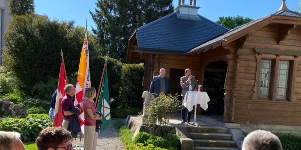 Bürgermeister Rainer Magenreuter bei seinem Grußwort im Anwesen 