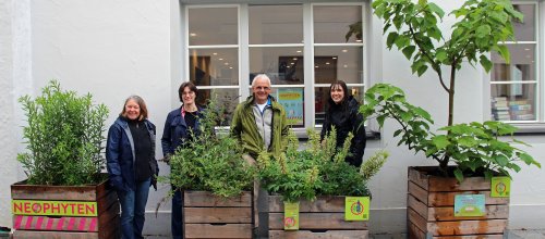 Alexandra Haug, Sachgebietsleiterin Grün- und Landschaftsplanung (von links), Stadtbüchereileiterin Maren Sziede mit Geschäftsführer Robert Bauer und Davina Waller vom Landschaftserhaltungsverband Ravensburg. Foto: Stadt Isny/Michael Panzram