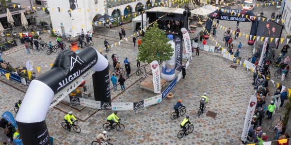 Die ersten Teilnehmenden rollen über die Startlinie auf dem Isnyer Marktplatz.