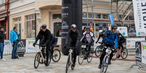 Hochmotiviert starten die Teilnehmer zum zweiten Allgäu Radmarathon.