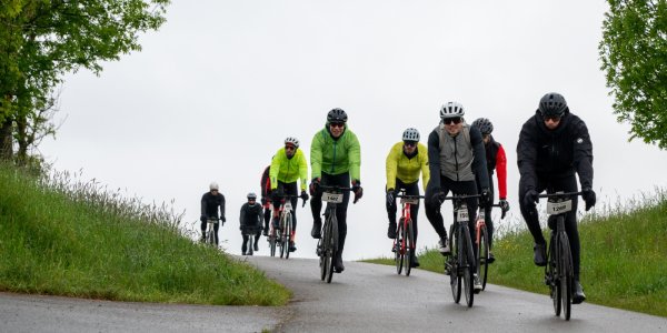 Radlergruppe auf der Strecke des Allgäu Radmarathons.