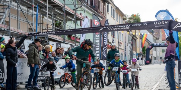 Der radsportbegeisterte Nachwuchs drehte seine Runden um den Isnyer Marktplatz.