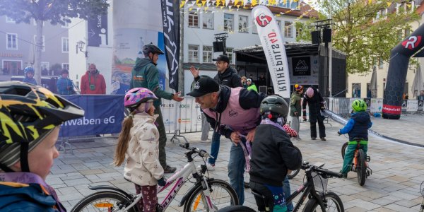 Startschuss für die Kinderrennen im Rahmen des Allgäu Radmarathons.