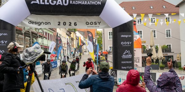 Zuschauer empfangen die Teilnehmenden an der Ziellinie auf dem Isnyer Marktplatz.