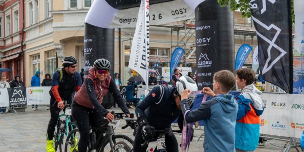 Alle Teilnehmenden wurden am Ziel auf dem Marktplatz mit einer Medaille belohnt.