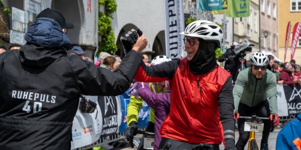 Die Teilnehmenden werden im Ziel abgeklatscht und gefeiert.