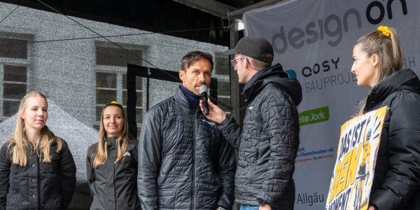 Skisprung-Legende Sven Hannawald steht dem Moderator auf der Bühne am Isnyer Marktplatz Rede und Antwort.