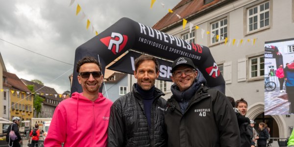 Auch Skisprunglegende Sven Hannawald (Mitte) gibt sich beim  Allgäu Radmarathon in Isny die Ehre. Hier mit Organisator Uli Mutscheller (rechts).