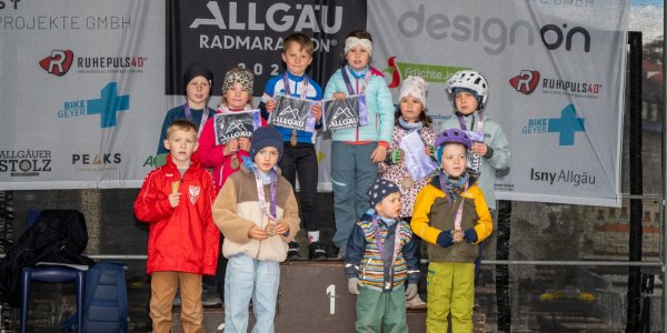 Die schnellsten Mädchen und Jungen beim Mountainbike-Kids-Cup im Rahmen des Allgäu Radmarathons wurden bei einer kleinen Siegerehrung ausgezeichnet.