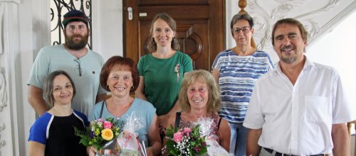 Sylvia Grubart war seit Mai 2010 für die Stadt Isny tätig, Gabriele Frick sogar seit März 1999. Bürgermeister Magenreuter lobte die beiden Frauen als „sehr zuverlässig, sorgfältig und engagiert“. Würdigende und dankbare Worte gab es auch vom direkten Vorgesetzten Kai Kustermann und von Personalrätin Uschi Ehrmann. Zum Abschied erhielten Grubart und Frick jeweils einen Blumenstrauß und Güldiner.