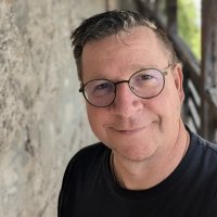 Der sympathische Gästeführer aus Isny steht vor der historischen Stadtmauer, die während der Stadtführung begangen wird.