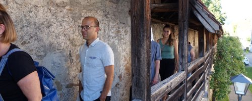 Es geht über die historische Stadtmauer in Isny beim spirituellen Stadtspaziergang mit Benjamin Sigg vom allgaeusegen.