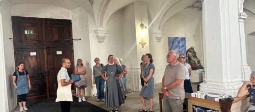 Spiritueller Stadtspaziergang in der St. Georgs Kirche Während dem spiritueller Stadtspaziergang wird die St. Georgs und Jakobus Kirche besichtigt und innegehalten.