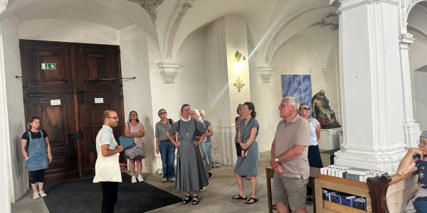 Während dem spiritueller Stadtspaziergang wird die St. Georgs und Jakobus Kirche besichtigt und innegehalten.