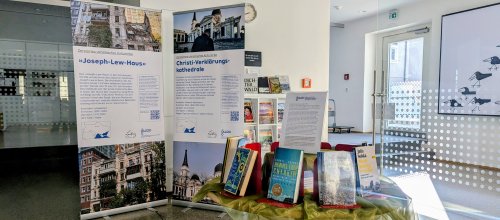 Die Ausstellung in der Isnyer Stadtbücherei. Foto: Maren Sziede