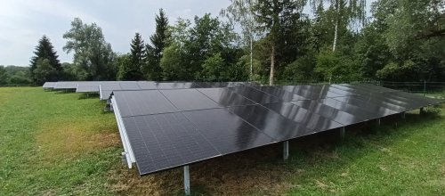 Die neue Photovoltaikanlage in der Kläranlage des Wasser- und Abwasserverbands Untere Argen. Foto: Stadt Isny/Michael Panzram