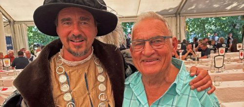 Toni Keller (rechts) mit Isnys Bürgermeister Rainer Magenreuter bei der Zunftfeier. Foto: Jan Rübsam
