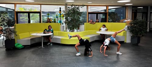 Die neuen Möbel im Foyer der Verbundschule kommen bei den Schülerinnen und Schülern sehr gut an. Foto: Verbundschule