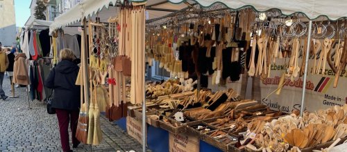 Auch Bürsten gibt es auf dem Jahrtmarkt. Foto: IMG