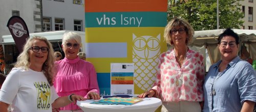 Das vhs-Team Gabriele Böschl (von links) Andrea Friedl, Gudrun Albrecht und Heike Hengge freut sich über das neue Programm. Foto: Stadt Isny/Michael Panzram