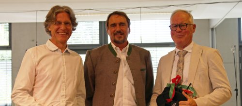Der neue Schulleiter David Amann (von links), Bürgermeister Rainer Magenreuter und Jochen Müller bei der Amtsübergabe in der Mensa des Gymnasiums. Foto: Stadt Isny/Michael Panzram