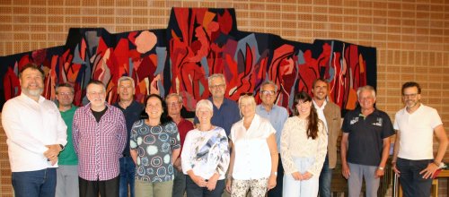 Die Steuerungsgruppe Solidarische Gemeinde Isny mit Bürgermeister Rainer Magenreuter. Foto: Stadt Isny/Michael Panzram