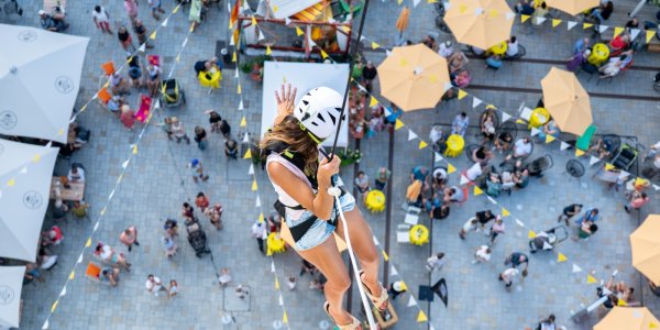 Wer den Marktplatz einmal aus ungewohnter Perspektive erleben möchte, kann sich – professionell gesichert – direkt vom Blasertur