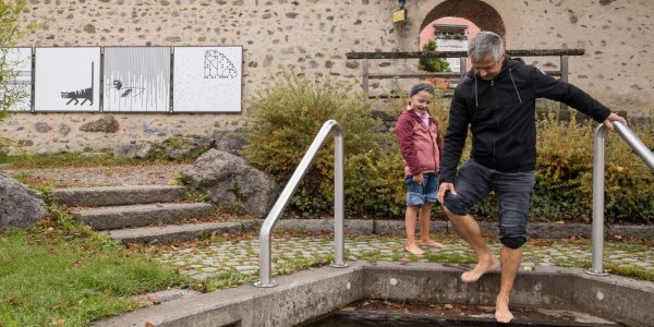 Kneippen an der Unteren Stadtmauer im Kurpark Isny