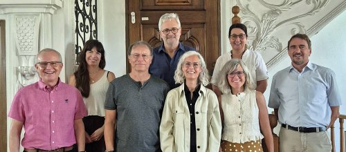 Wolfgang Richard (von links), Gemeinwesenarbeiterin Verena Wiest, Norbert Ober, Wolfgang Grimm, Barbara Ober, Sigrid Igel, Sachgebietsleiterin Alexandra Kreisle und Bürgermeister Rainer Magenreuter. Foto: Stadt Isny
